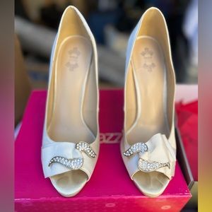 Shoe Dazzle Eternal heels size 9.5 white